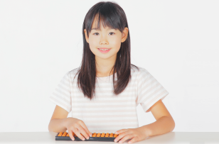 そろばんをはじく女の子
